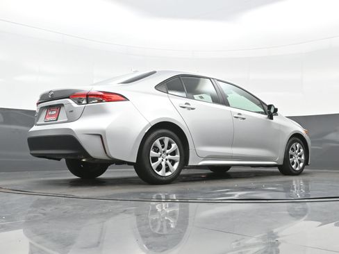 Used 2025 Toyota Corolla LE FWD image 30