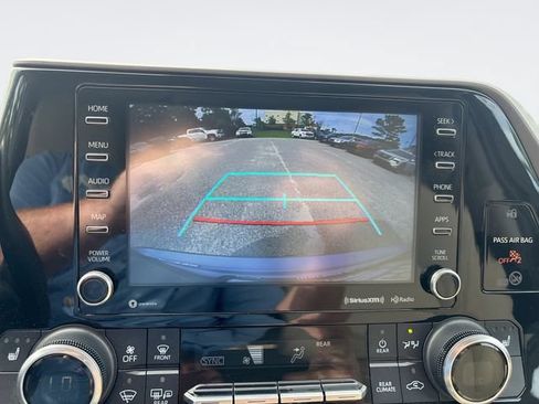 Used 2022 Toyota Highlander XLE AWD/4WD image 17