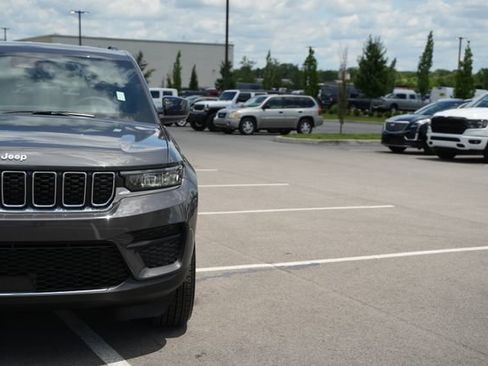 New 2026 Jeep Grand Cherokee Laredo w/ Trailer Tow Package AWD/4WD image 41