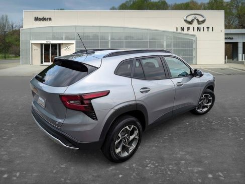 Used 2025 Chevrolet Trax LT FWD image 4