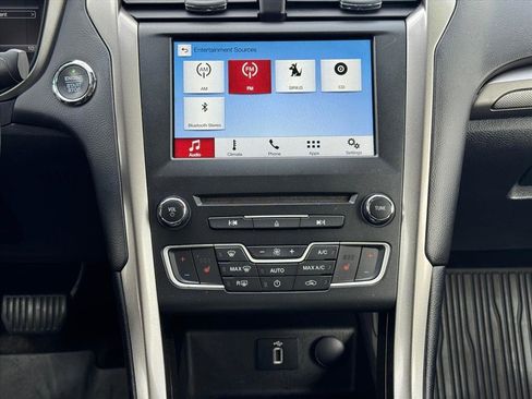 Used 2018 Ford Fusion SE w/ Fusion SE Technology Package image 9