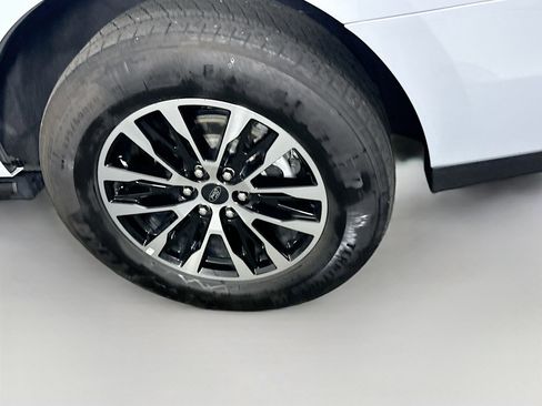 Used 2025 Ford Expedition Platinum image 11