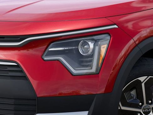 Certified 2025 Kia Niro LX image 10