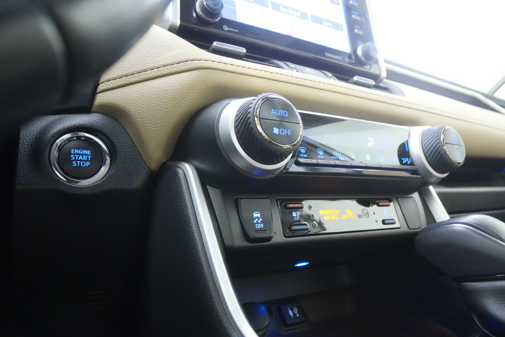 Used 2019 Toyota RAV4 Limited w/ Cold Weather Package FWD image 27