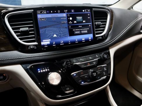 Used 2023 Chrysler Pacifica Limited FWD image 33