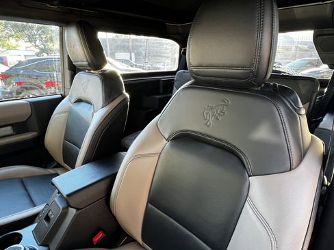 Used 2023 Ford Bronco Wildtrak image 18