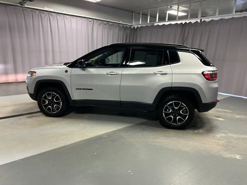 Used 2025 Jeep Compass Trailhawk image 4