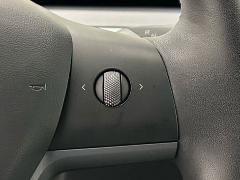 Used 2022 Tesla Model Y Long Range image 25