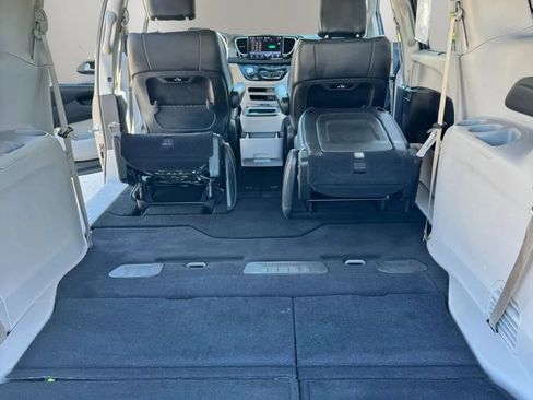 Used 2022 Chrysler Pacifica Touring-L FWD image 16