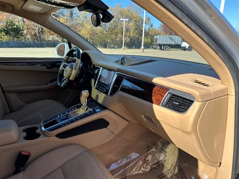 Used 2017 Porsche Macan S w/ Dark Walnut Interior Package image 38
