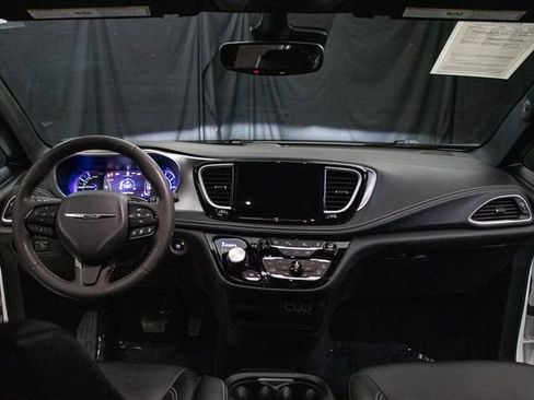 Used 2024 Chrysler Pacifica Limited FWD image 17