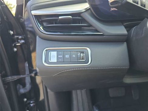 Used 2025 Buick Enclave Preferred FWD image 34