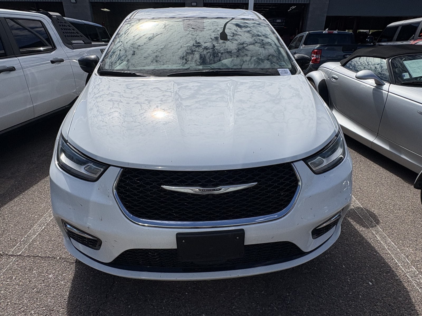 Used 2024 Chrysler Pacifica Touring-L FWD image 2