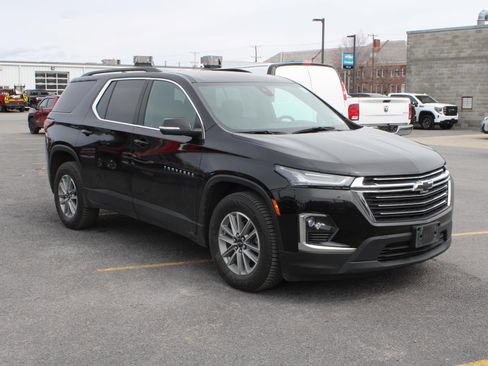 Used 2023 Chevrolet Traverse LT image 3