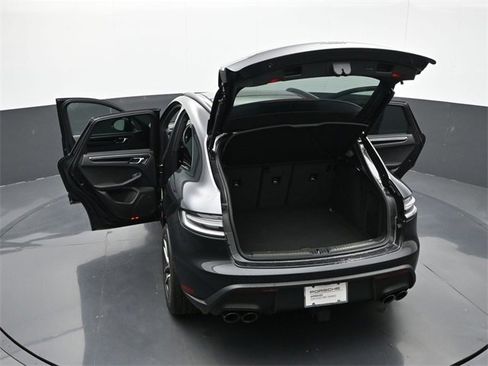 Used 2025 Porsche Macan image 32