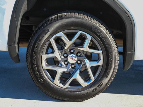 Used 2022 GMC Sierra 1500 SLT image 11