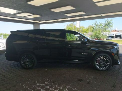 Used 2023 Cadillac Escalade ESV V AWD/4WD image 5