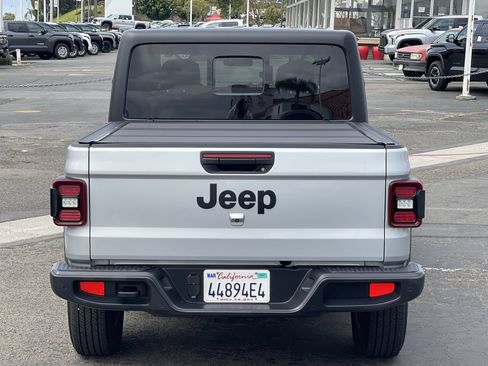 Used 2024 Jeep Gladiator Sport AWD/4WD image 5
