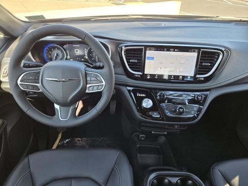 New 2026 Chrysler Pacifica Select image 6