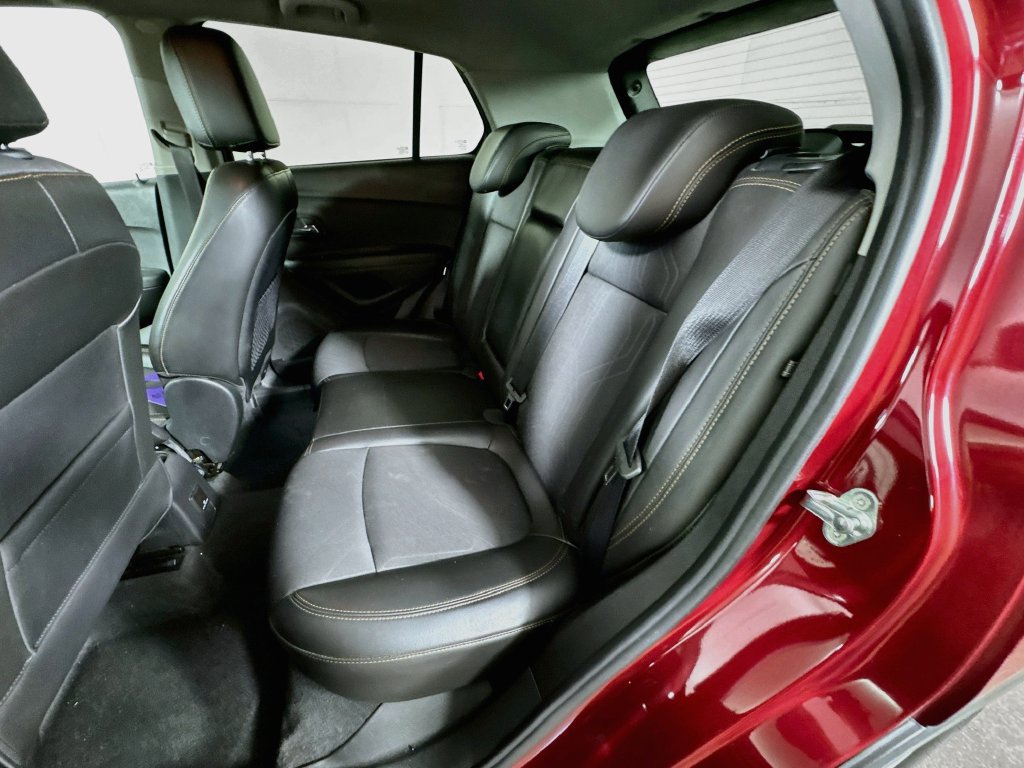 Used 2018 Chevrolet Trax LT w/ LT Convenience Package FWD image 28