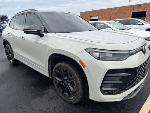 Used 2025 Volkswagen Tiguan SE R-Line image 8