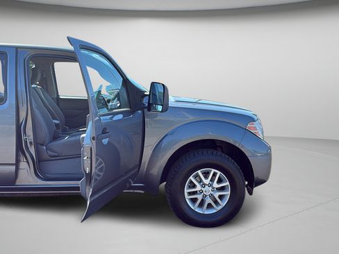 Used 2017 Nissan Frontier SV w/ SV Value Truck Package AWD/4WD image 23