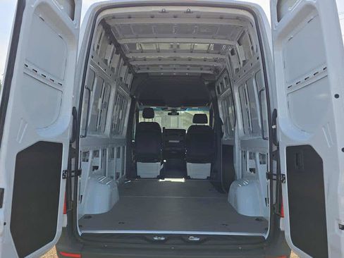Used 2025 Mercedes-Benz Sprinter 2500 image 21