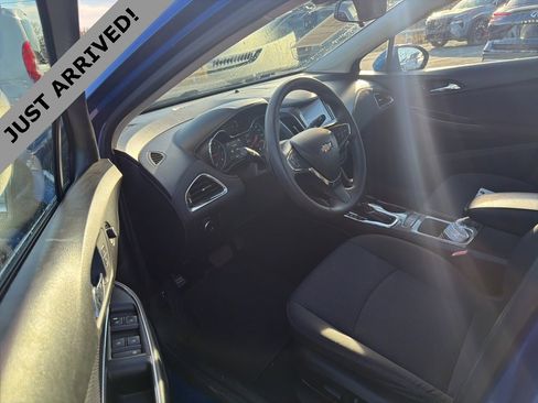 Used 2017 Chevrolet Cruze LT w/ Convenience Package image 10