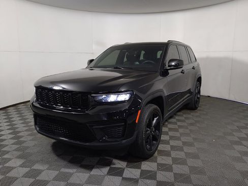 Used 2023 Jeep Grand Cherokee Altitude AWD/4WD image 15