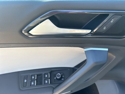 Used 2018 Volkswagen Tiguan SE image 28