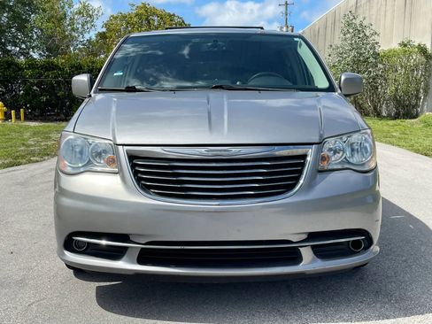 Used 2014 Chrysler Town & Country Touring FWD image 3