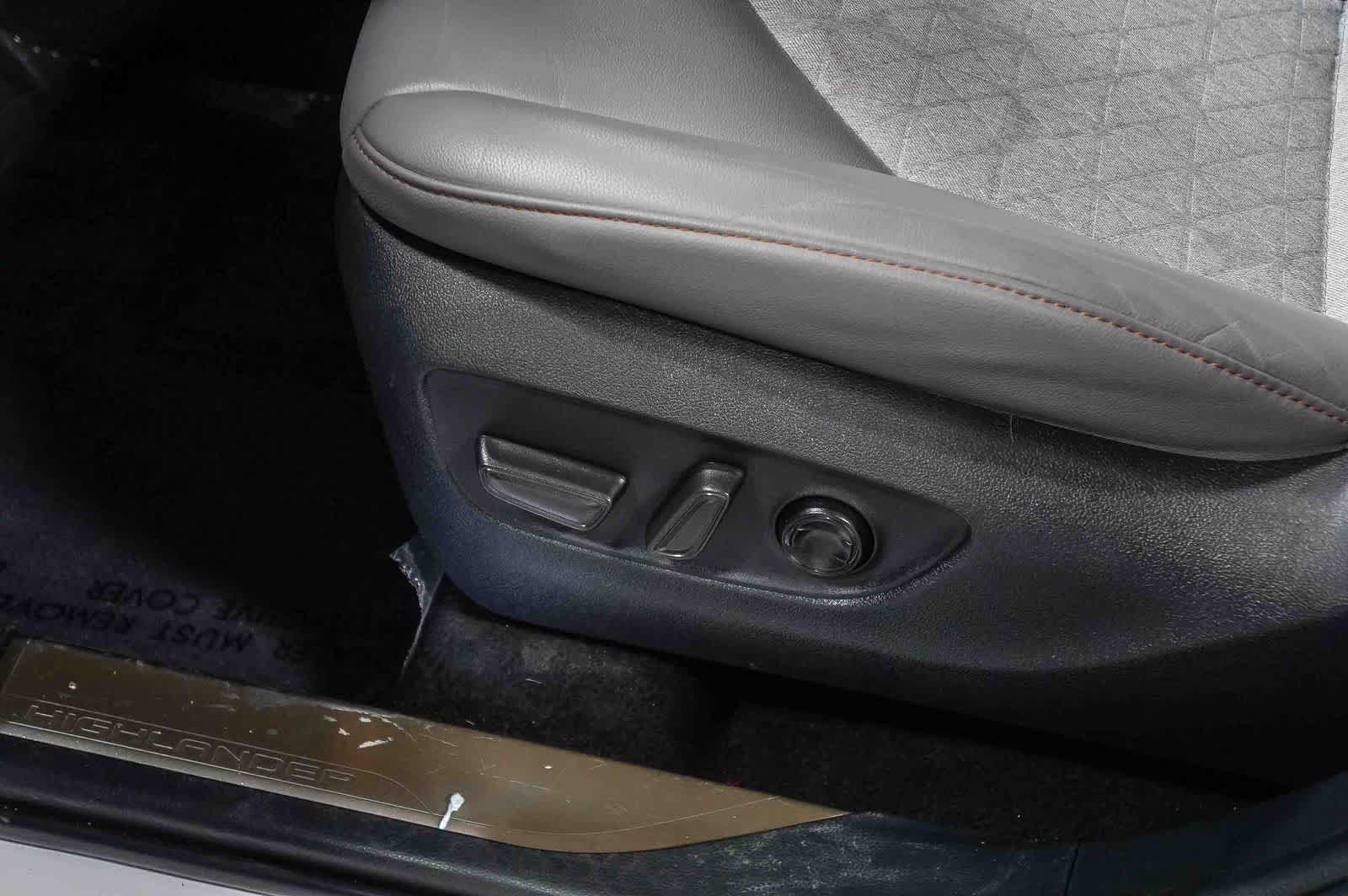 Used 2023 Toyota Highlander Bronze Edition FWD image 19