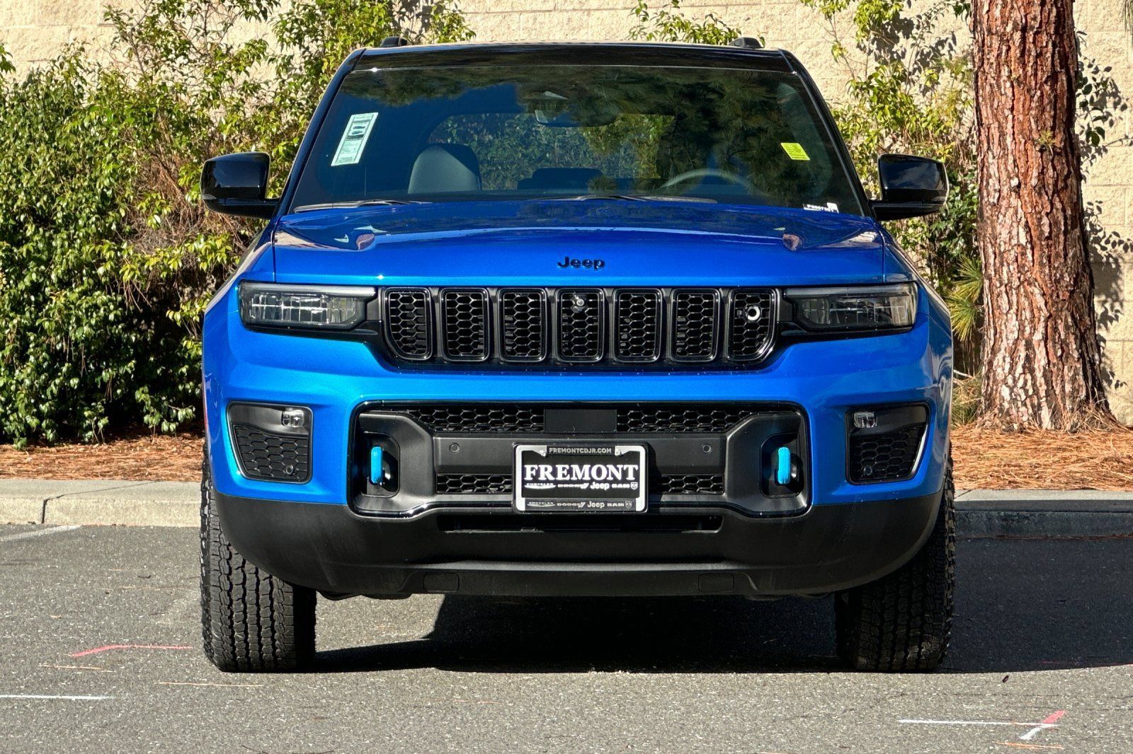 New 2023 Jeep Grand Cherokee Trailhawk w/ Advanced Protech Group II AWD/4WD image 8