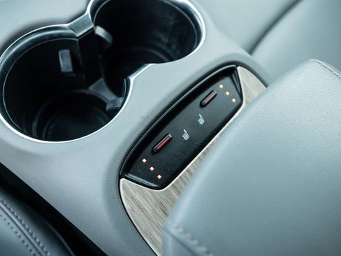 Used 2022 Toyota Venza XLE image 30