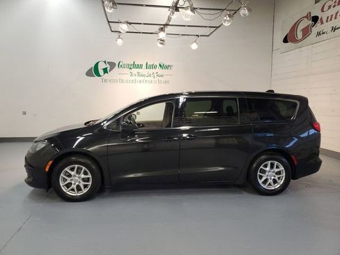 Used 2017 Chrysler Pacifica Touring FWD image 3