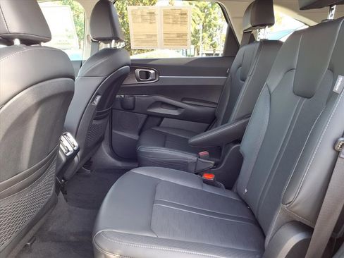 Used 2025 Kia Sorento EX w/ Panoramic Sunroof Package image 10