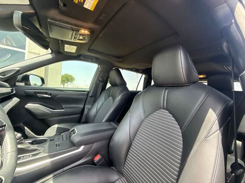 Used 2021 Toyota Highlander XSE FWD image 9
