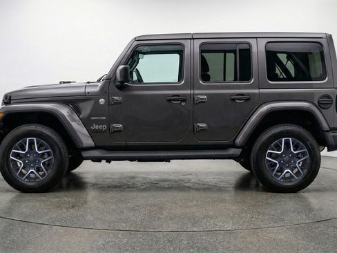 Used 2025 Jeep Wrangler Sahara image 5