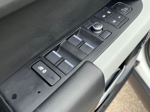 Used 2020 Land Rover Defender 110 SE image 31