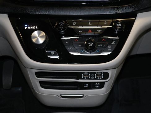 Used 2023 Chrysler Pacifica Touring-L image 61