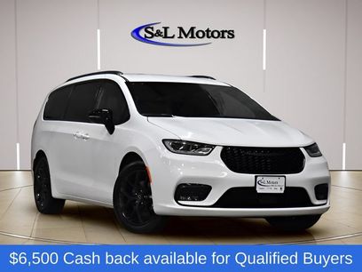 New 2026 Chrysler Pacifica Select w/ S Appearance Package