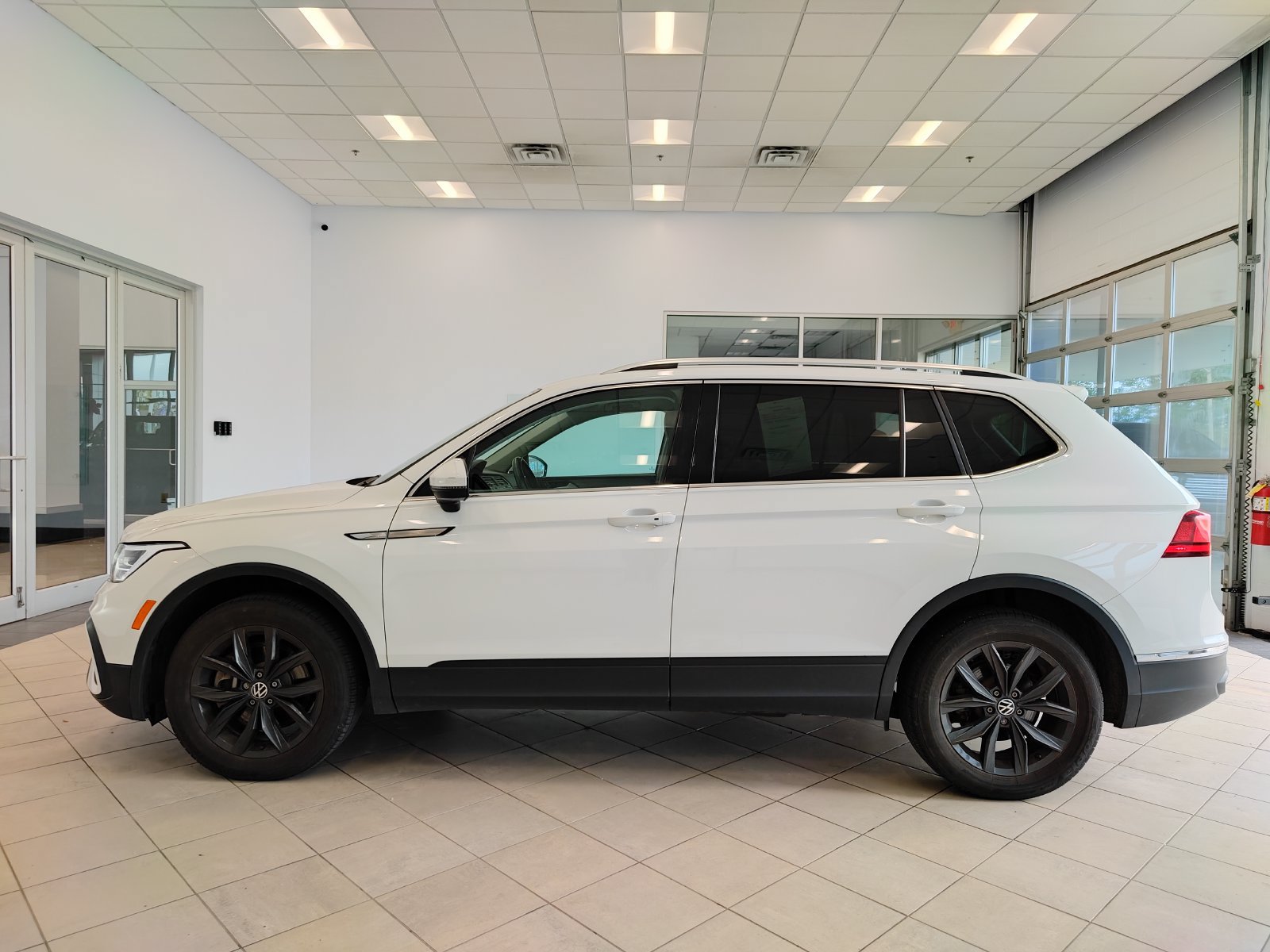Used 2024 Volkswagen Tiguan SE AWD/4WD image 6
