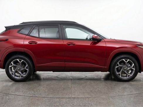 Used 2025 Chevrolet Trax LT FWD image 11