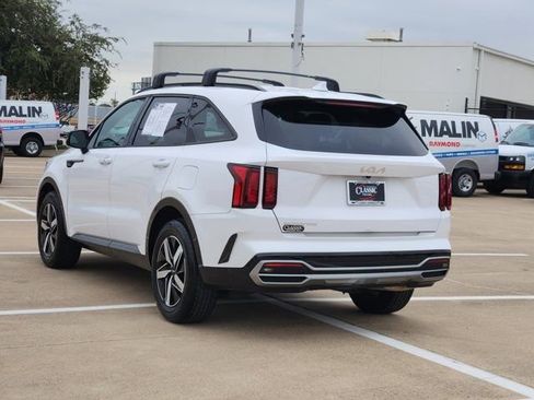 Used 2023 Kia Sorento S image 3