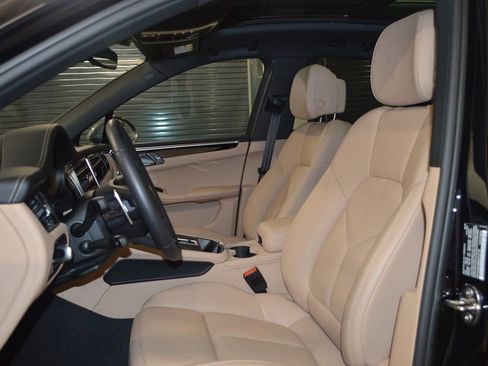Certified 2025 Porsche Macan AWD/4WD image 5