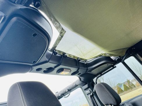 Used 2015 Jeep Wrangler Unlimited Sahara image 13