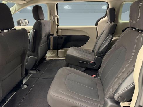 Used 2022 Chrysler Voyager LX FWD image 13