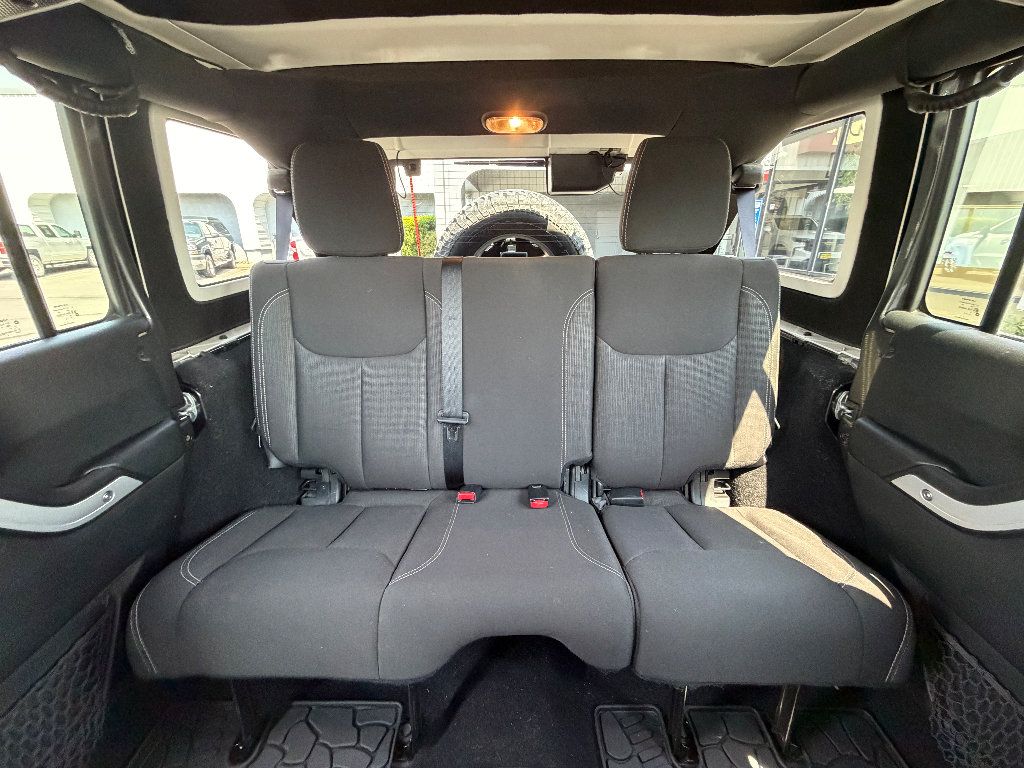 Used 2017 Jeep Wrangler Unlimited Rubicon AWD/4WD image 4
