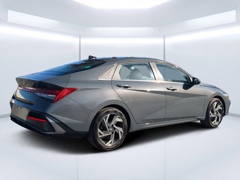 Used 2024 Hyundai Elantra SEL w/ Convenience Package image 3