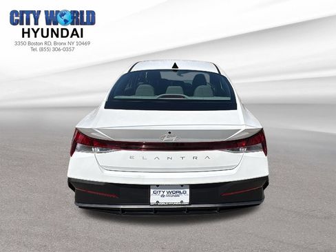 Used 2024 Hyundai Elantra SE FWD image 4